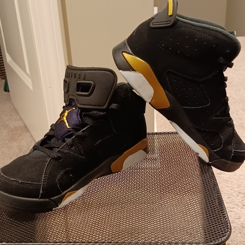 Boys size 1.5 Air Jordan, black/ gold in color